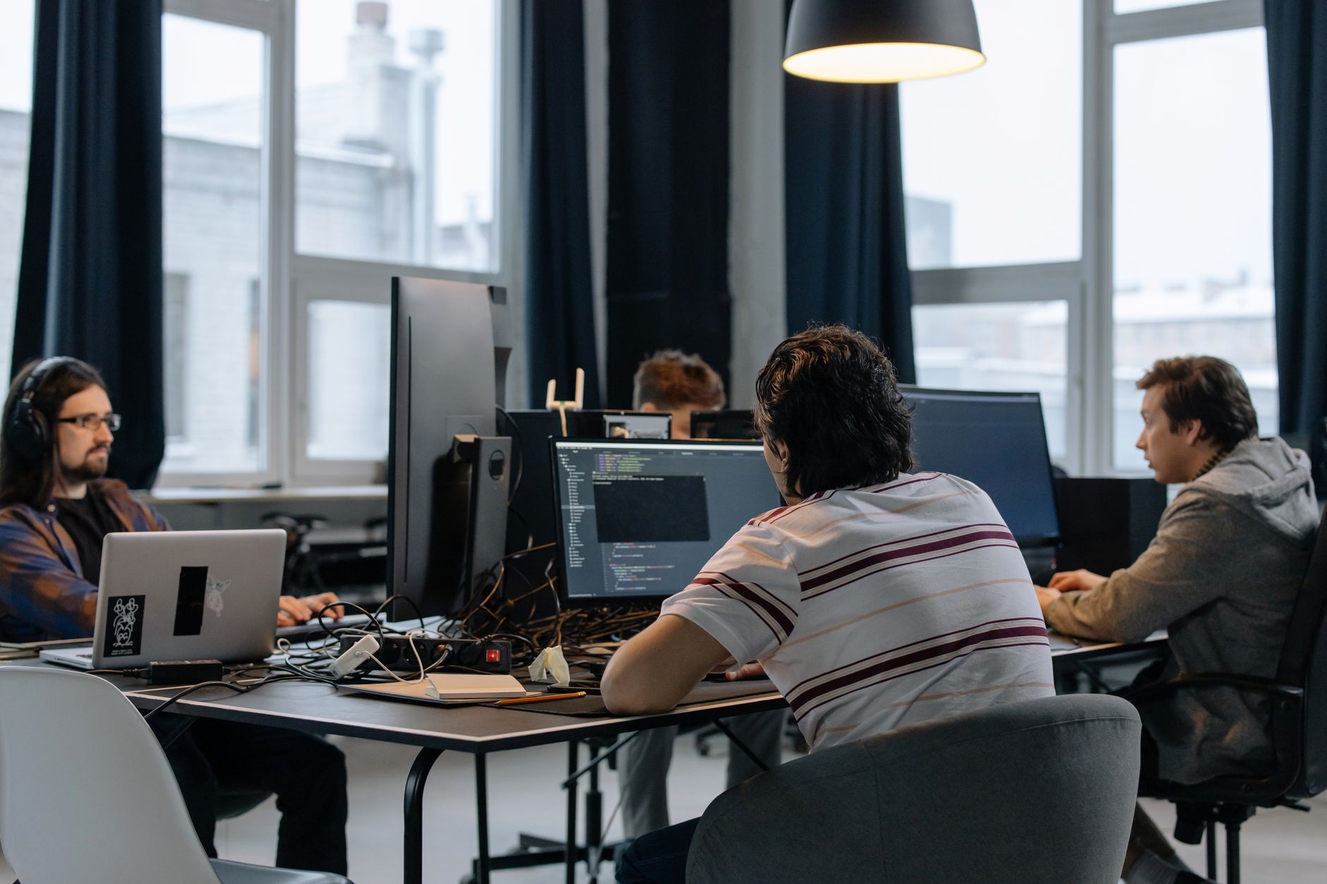 Medarbejdere arbejder ved skærme i et åbent kontor