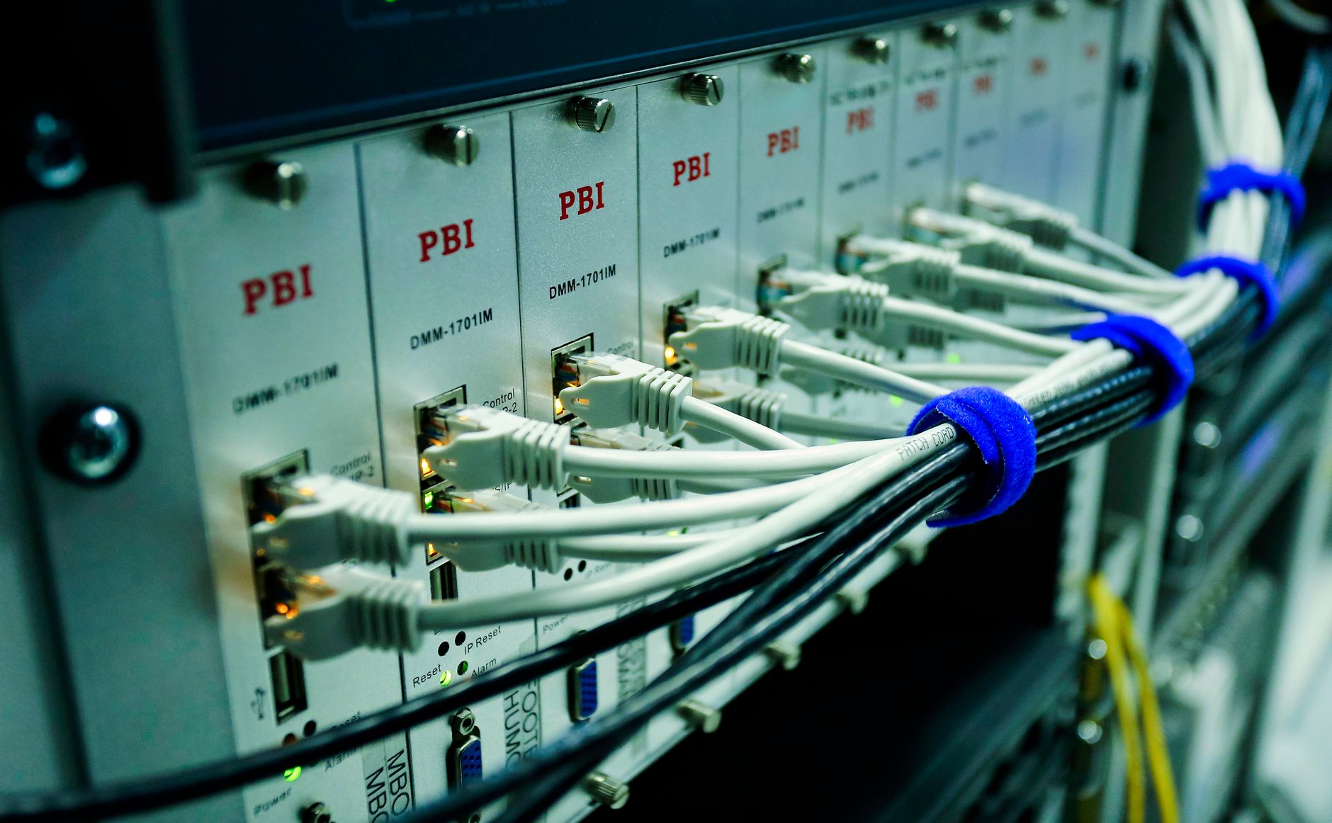 Netværkskabler sat i et patchpanel i et serverrack